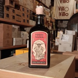 Yoshi Nama è un gin tedesco 100% prodotto in Germania che celebra il quartiere Little Tokyo di Düsseldorf, il più grande quartiere giapponese in Germania. Questo gin è creato con 13 botaniche biologiche o selvatiche, tra cui ginepro, genziana, zafferano, mirtilli rossi, prugnole, melograno, scorza di limone e pompelmo. Viene confezionato in una affascinante bottiglia di vetro scuro con chiusura effetto legno e un’etichetta rosso-beige che raffigura un procione giapponese coinvolto in una distillazione, sottolineando così la sua produzione secondo la filosofia giapponese. Al naso, si riconoscono forti note agrumate e di ginepro. Al palato, si presenta speziato ma anche fruttato e fresco.