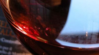 Il vino rosso fa dimagrire: un bicchiere prima di dormire è come la palestra