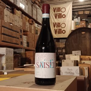 NOTE SENSORIALI: Nel calice si presenta con un rubino luminoso, dal bordo giovane e vivace. Al naso si aprono profumi di piccoli frutti rossi – ciliegia, lampone – accompagnati da leggere sfumature floreali e un accenno erbaceo. Al palato è agile, con tannini sottili ma presenti, un’acidità che dona slancio e un finale raffinato che richiama la frutta rossa croccante e una delicata scia minerale. È un vino perfetto da gustare già oggi, ma con la struttura per evolvere nei prossimi anni. CURIOSITÀ: Nel cuore delle Langhe, nasce questa interpretazione di Pinot Nero targata Saisei: un’annata 2024 che porta freschezza, vitalità e un profilo contemporaneo senza perdere il legame con il territorio. Le vigne, selezionate con attenzione, beneficiano di esposizione, suoli e condizioni microclimatiche ideali per questo vitigno elegante e dinamico. Il vino è lavorato con il metodo a grappolo intero, una scelta che valorizza la purezza del frutto e conferisce maggiore struttura e complessità aromatica, rispettando l’integrità del Pinot Nero.